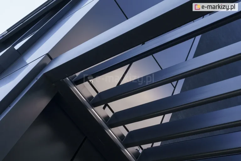 Dach pergoli aluminiowej SB 400 Aluprof z piórami lameli otwartymi w pozycji 90 stopni przepuszczającymi promienie słoneczne