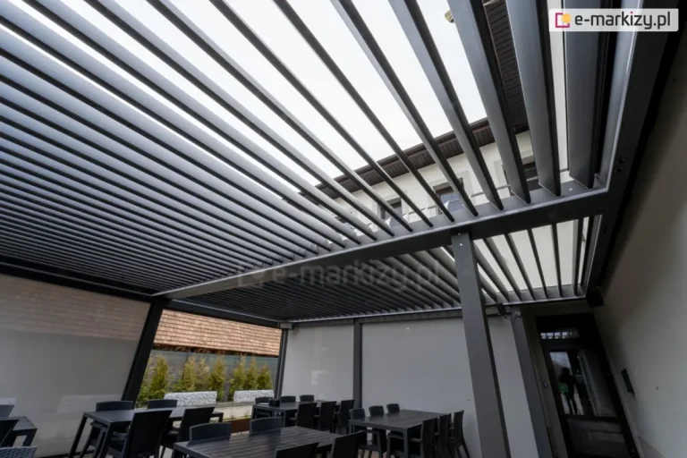 System otwartego dachu SB400 Selt z uchylanymi lamelami w eleganckim kolorze antracyt, który dodaje całości minimalistycznej elegancji, idealnie komponując się z nowoczesną architekturą. Stanowi doskonałe zadaszenie dla restauracji i jej stolików na wolnym powietrzu.