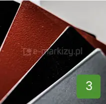 Zbliżenie na próbnik kolorystyczny wykończeń aluminiowych konstrukcji markiz, prezentujące różnorodne odcienie lakierów strukturalnych, w tym barwy czerwoną, czarną oraz grafitową, co pozwala klientom na wizualne dopasowanie estetyki systemu do kolorystyki elewacji budynku.