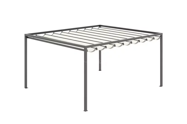 Prezentacja wizualizacyjna gotowej pergoli tarasowej typu Dragon o konstrukcji wolnostojącej. Model posiada szary, aluminiowy stelaż o prostopadłościennej ramie oraz zadaszenie wykonane z jasnej, tkaninowej powłoki ułożonej w estetyczne, równoległe fałdy. Dach pergoli jest rozsuwany, co umożliwia regulację stopnia zacienienia przestrzeni pod konstrukcją. Całość opiera się na czterech pionowych słupach nośnych zamocowanych do podłoża, tworząc nowoczesną i funkcjonalną formę architektoniczną przeznaczoną do użytku w ogrodzie lub na tarasie.