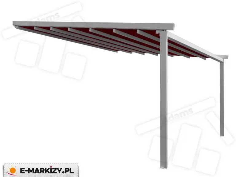 Zdjęcie prezentuje techniczną wizualizację aluminiowej pergoli tarasowej w wariancie przyściennym, przedstawioną na jednolitym białym tle. Konstrukcja nośna składa się z dwóch pionowych słupów frontowych o kwadratowym przekroju oraz ramy bocznej, wykonanych z profili w kolorze jasnoszarym lub srebrnym. Zadaszenie stanowi segmentowe poszycie tkaninowe w intensywnym kolorze bordowym, które jest rozpięte na poprzecznych profilach przeciwwietrznych poruszających się wewnątrz prowadnic bocznych. Tkanina układa się w charakterystyczne, regularne fale pod konstrukcją, co wskazuje na system rzymski składania materiału. Całość konstrukcji jest lekko nachylona pod kątem, co ułatwia odprowadzanie wody opadowej z powierzchni poszycia. Wizualizacja skupia się na detalach technicznych łączeń profili oraz estetyce kontrastu między jasną konstrukcją a ciemnym kolorem materiału, prezentując produkt w sposób czysty i przejrzysty.