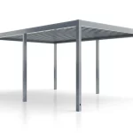 Nowoczesna, wolnostojąca pergola aluminiowa o wymiarach sześć na cztery metry model SB450 marki Aluprof, zaprezentowana na jednolitym, białym tle z widocznym, delikatnym odbiciem w podłożu. Cała konstrukcja, obejmująca prostokątną ramę górną oraz pionowe słupy podporowe o kwadratowym przekroju, jest wykonana z profilowanego aluminium pomalowanego proszkowo na jednolity, ciemnoszary kolor. Zadaszenie pergoli tworzy gęsty system poziomych, obrotowych lameli aluminiowych ułożonych równolegle obok siebie wewnątrz ramy. Konstrukcja opiera się na sześciu stabilnych słupach – czterech narożnych oraz dwóch dodatkowych słupach środkowych umieszczonych symetrycznie wzdłuż dłuższych boków ramy, co wzmacnia stabilność przy dużej rozpiętości. W dolnej części przednich słupów znajdują się małe, podłużne, czarne otwory przeznaczone do zintegrowanego odprowadzania wody opadowej z dachu. Kadr ukazuje produkt od przodu pod lekkim kątem od dołu, prezentując pełną przestrzeń pod zadaszeniem.