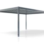 Nowoczesna pergola aluminiowa ogrodowa SB450 marki Aluprof w wersji wolnostojącej, zaprezentowana w trójwymiarowym ujęciu perspektywicznym na czystym, białym tle z delikatnym odbiciem konstrukcji na dolnej powierzchni. Całość konstrukcji nośnej, składająca się z czterech pionowych słupów podporowych o kwadratowym przekroju oraz prostej ramy dachowej, wykonana jest z aluminium lakierowanego proszkowo na jednolity, ciemnoszary kolor. Zadaszenie systemu opiera się na poziomych, obrotowych lamelach aluminiowych umieszczonych równolegle wewnątrz ramy głównej. Kadr ukazuje produkt od przodu pod wyraźnym kątem bocznym, co pozwala dokładnie zobrazować prostokątny kształt, stabilność konstrukcji oraz pustą przestrzeń użytkową pod zadaszeniem. W dolnej sekcji dwóch frontowych słupów widoczne są małe, pionowe, czarne otwory drenażowe, które służą do odprowadzania wody opadowej zbieranej przez system rynnowy ukryty w ramie.
