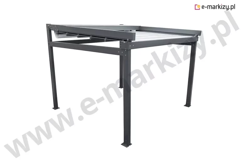 Widok ogólny wolnostojącej pergoli tarasowej Solid Aluprof z perspektywy bocznej, ukazujący konstrukcję w pełnej okazałości na białym tle. Aluminiowy stelaż w kolorze ciemnego grafitu składa się z czterech pionowych słupów o kwadratowym przekroju, na których spoczywa masywna rama dachowa zintegrowana z systemem odprowadzania wody. Jasne, techniczne poszycie zadaszenia jest częściowo rozwinięte, a jego przednia krawędź zatrzymuje się w połowie długości prowadnic bocznych, prezentując mechanizm przesuwny dachu rzymskiego. W tylnej części konstrukcji widoczny jest daszek ochronny oraz boczne płyty maskujące mechanizm jezdny, które nadają produktowi nowoczesny i techniczny wygląd. Kwadratowe stopy montażowe u podstawy każdego słupa posiadają fabryczne otwory, przygotowane do stabilnego zakotwienia pergoli w podłożu. Ujęcie to podkreśla geometryczną precyzję wykonania, stabilność bryły oraz elegancki kontrast pomiędzy antracytową strukturą a białym materiałem tekstylnym.