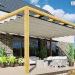 Pergola drewniana wolnostojąca juko ustawiona na tarasie przy fasadzie wykończonej cegłą w odcieniach brązu, opcjonalny dach rzymski chroni meble na tarasie przed słońcem i skutecznie zacienia okna tarasowe.