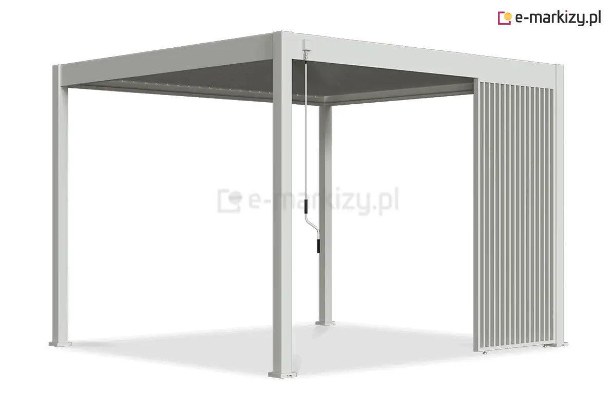 Wizualizacja nowoczesnej pergoli lamelowej Marlo w kolorze białym lub jasnoszarym, wyposażonej w stały panel narożnikowy. Konstrukcja o minimalistycznym designie składa się z czterech pionowych słupów o kwadratowym przekroju oraz płaskiego dachu z systemem ruchomych lameli, które na obrazku są całkowicie zamknięte. Po prawej stronie, między słupami, zamontowano dekoracyjny i funkcjonalny panel boczny składający się z gęsto rozmieszczonych, pionowych profili aluminiowych, które tworzą ażurową przesłonę zajmującą około jednej trzeciej szerokości boku. Z przedniej belki konstrukcyjnej, w pobliżu lewego słupa, zwiesza się biała korba ręczna z ergonomicznymi, czarnymi uchwytami, służąca do mechanicznej regulacji dachu. Produkt przedstawiony jest na neutralnym, białym tle, co eksponuje geometryczną formę konstrukcji oraz detale wykończenia bocznego panelu osłonowego.