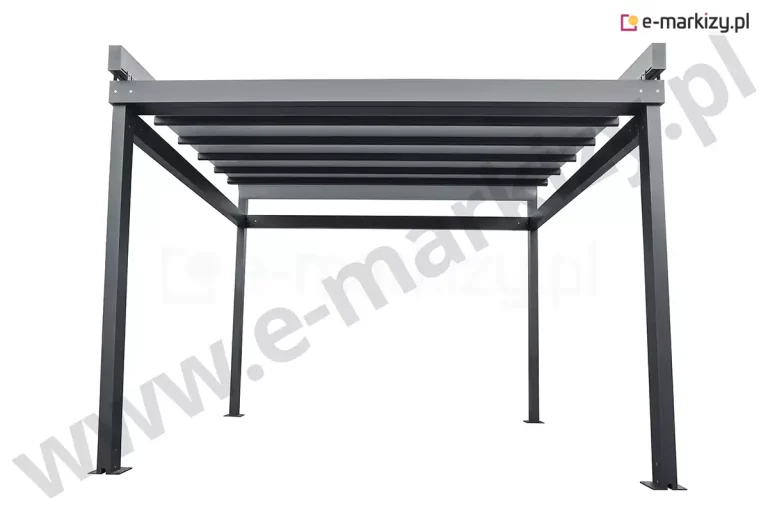 Perspektywiczny widok od frontu na wolnostojącą pergolę Solid Aluprof, wykonany z niskiego punktu obserwacji, co podkreśla wysokość i symetrię konstrukcji. Aluminiowy stelaż w kolorze ciemnego grafitu składa się z czterech pionowych słupów o kwadratowym przekroju, które u dołu zakończone są płaskimi stopami montażowymi z technologicznymi nacięciami. Górna rama konstrukcyjna mieści w sobie system ruchomego zadaszenia, który na tym ujęciu jest całkowicie rozwinięty, szczelnie wypełniając przestrzeń między prowadnicami bocznymi. Jasna tkanina o gładkiej strukturze jest napięta na poprzecznych profilach przeciwwietrznych, tworząc płaską i stabilną osłonę poziomą. Minimalistyczny design podkreślają czyste linie belek oraz brak wystających elementów montażowych na frontowych płaszczyznach słupów. Całość systemu prezentowana jest na neutralnym, białym tle, co uwydatnia kontrast między technicznym, jasnym poszyciem a surowym, ciemnym wykończeniem aluminiowej ramy.