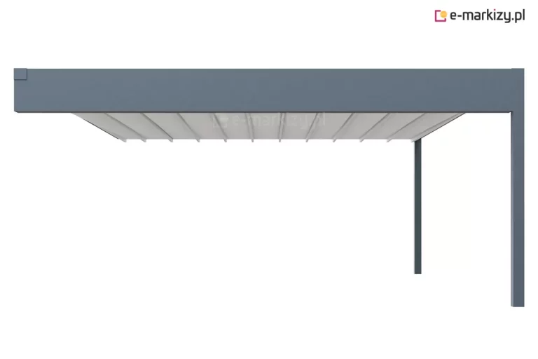 Zdjęcie produktowe przedstawia nowoczesną konstrukcję zadaszenia tarasowego typu pergola Luxury, ukazaną w widoku z boku na czystym białym tle. System składa się z masywnej ramy aluminiowej w kolorze antracytowym o matowej strukturze, która jest wsparta na pionowych słupach po prawej stronie. Kluczowym elementem wizualnym jest szeroka, gładka blenda boczna, która całkowicie zasłania mechanizm prowadnic oraz górną krawędź poszycia, nadając całości zwartą i minimalistyczną bryłę. Pełni ona rolę rynny, do której zbierana jest deszczówka spływająca z fałd dachu, a następnie z rynny odprowadzana jest ona do podpory. Pod osłoną widoczne jest jasnoszare, tekstylne poszycie dachowe, które jest w pełni rozłożone i napięte na poprzecznych profilach wzmacniających. Konstrukcja charakteryzuje się surową, geometryczną formą, w której wszystkie elementy mechaniczne zostały estetycznie ukryte, co podkreśla ekskluzywny charakter modelu pergola Luxury.