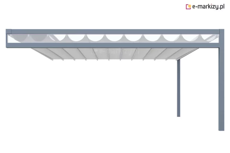 Zdjęcie produktowe przedstawia nowoczesne zadaszenie tarasowe typu pergola Luxury, ukazane w rzucie bocznym na czystym, białym tle. Konstrukcja posiada ciemnoszarą, antracytową ramę wykonaną z grubych profili aluminiowych o matowym wykończeniu, która wspiera się na dwóch widocznych po prawej stronie słupach pionowych. Cechą charakterystyczną tego modelu jest zintegrowany system rzymskiego poszycia dachowego wykonanego z jasnej, technicznej tkaniny. Materiał dachowy jest rozpięty na poprzecznych belkach, a w tej konfiguracji został wzbogacony o dodatkową osłonę górną biegnącą wzdłuż bocznej krawędzi ramy. Osłona ta, wykonana z półtransparentnego panelu, tworzy estetyczne wykończenie i chroni mechanizm zwijający, jednocześnie odprowadza wodę z fałd dachu do rynny bocznej. Tkanina główna układa się w regularne, miękkie fale pod pasami wzmacniającymi, co nadaje konstrukcji lekkości przy zachowaniu jej technicznego charakteru. Minimalistyczny design pergola Luxury podkreślają proste linie i brak widocznych elementów złącznych na zewnętrznych powierzchniach profili.