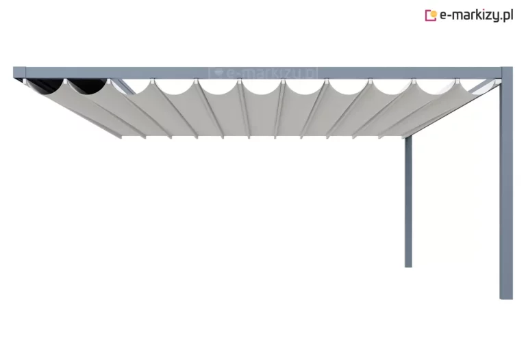 Zdjęcie produktowe przedstawia nowoczesną konstrukcję zadaszenia tarasowego typu pergola Luxury, ukazany na jednolitym białym tle w ujęciu od dołu pod kątem. Konstrukcja nośna pergoli wykonana jest z profili aluminiowych o kwadratowym przekroju, polakierowanych na matowy kolor ciemnoszary lub antracytowy. Widoczna jest pozioma rama główna wsparta na pionowym słupie po prawej stronie, natomiast lewa część zadaszenia sprawia wrażenie zamontowanej bezpośrednio do niewidocznej na zdjęciu elewacji budynku. Poszycie dachowe stanowi jasnoszary, prawdopodobnie techniczny materiał tkaninowy, który jest rozpięty na poprzecznych belkach przeciwwietrznych. Tkanina układa się w charakterystyczne, miękkie fale (fałdy), co jest typowe dla rzymskich systemów rozwijanych. System ten pozwala na płynne składanie i rozkładanie zadaszenia wzdłuż prowadnic bocznych zintegrowanych z ramą. Całość charakteryzuje się minimalistycznym, surowym designem i precyzyjnym wykończeniem detali, co jest wyróżnikiem modelu pergola Luxury. Światło na zdjęciu miękko podkreśla fakturę materiału oraz matową strukturę metalowych profili, nie tworząc głębokich cieni.