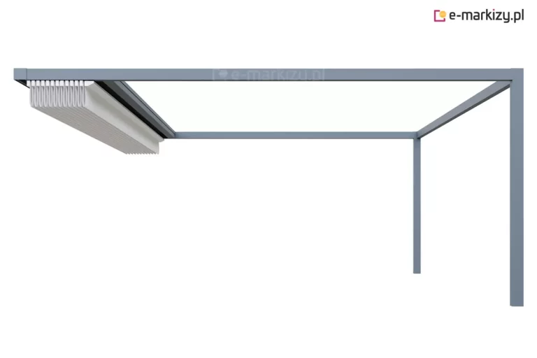 Zdjęcie produktowe przedstawia nowoczesną konstrukcję zadaszenia tarasowego typu pergola Luxury w wariancie ze złożonym poszyciem dachowym. Konstrukcja nośna, ukazana na czystym białym tle, składa się z solidnej, prostokątnej ramy poziomej oraz pionowego słupa wsporczego po prawej stronie, wykonanych z profili aluminiowych w kolorze antracytowym o matowym wykończeniu. Lewa strona ramy jest przygotowana do montażu przyściennego. Głównym elementem obrazu jest jasnoszary materiał techniczny dachu, który został całkowicie zwinięty (zsunięty) do jednej z krawędzi ramy. Złożona tkanina tworzy gęstą, harmonijkową strukturę, co prezentuje funkcjonalność systemu rzymskiego pergoli Luxury i pozwala na pełne odsłonięcie przestrzeni pod konstrukcją. Widoczne są prowadnice boczne, po których przesuwa się mechanizm dachu. Całość kompozycji podkreśla minimalistyczny design oraz wysoką jakość wykonania detali konstrukcyjnych, typową dla rozwiązań segmentu premium.