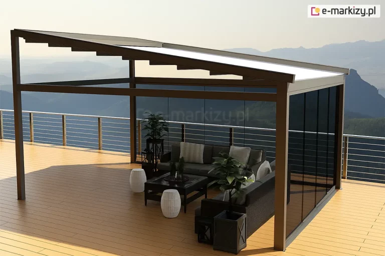 Nowoczesna pergola tarasowa wolnostojąca Square MOL o konstrukcji aluminiowej, zlokalizowana na rozległym tarasie z widokiem na góry. Pergola posiada jednospadową konstrukcję, pod którą zamontowany jest tkaninowy dach, z jasnej, w pełni rozsuniętej tkaniny, osłaniającej strefę wypoczynkową. Konstrukcja pergoli w kolorze antracytu wspiera się na solidnych pionowych słupach i poziomych belkach. Dwie ściany obiektu są przeszklone przy użyciu bezramowego systemu przesuwnych szyb, przy czym ściany te wykonane są z przyciemnianego, ciemnego szkła, co zapewnia prywatność i ochronę przed słońcem. Wewnątrz pergoli znajduje się luksusowy zestaw mebli ogrodowych, w tym narożna sofa w kolorze grafitowym z jasnymi poduszkami, czarny stolik kawowy oraz białe, ażurowe pufy w kształcie bębnów. Całość uzupełniają rośliny doniczkowe w czarnych, dekoracyjnych donicach. Taras wyłożony jest deskami kompozytowymi w jasnym, naturalnym odcieniu drewna i zabezpieczony minimalistyczną balustradą ze stali nierdzewnej z poziomymi relingami. W tle rozpościera się panoramiczny widok na zamglone pasma górskie pod jasnym, bezchmurnym niebem, co podkreśla ekskluzywny charakter realizacji.