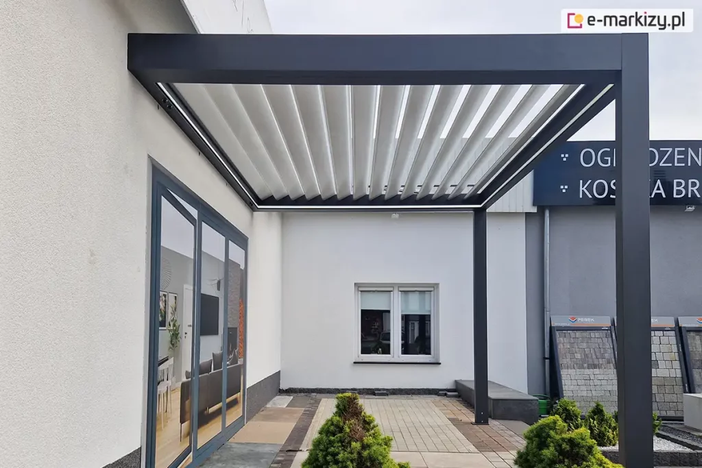 Konstrukcja pergoli tarasowej przyściennej sb400 aluprof w ustawieniu bocznym z panelami aluminiowymi dachu uchylonymi na prześwit
