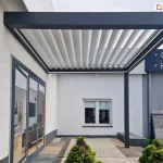 Konstrukcja pergoli tarasowej przyściennej sb400 aluprof w ustawieniu bocznym z panelami aluminiowymi dachu uchylonymi na prześwit