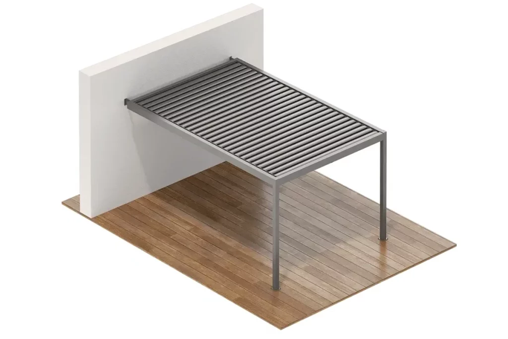 Aluminiowa pergola lamelowa przyścienna SB450 Aluprof z systemem dachu żaluzjowego w kolorze ciemnoszarym, zamontowana do białej ściany budynku na drewnianym tarasie. Konstrukcja składa się z prostokątnej ramy wspartej na dwóch pionowych słupach oraz ruchomych, obrotowych lameli dachowych, które umożliwiają regulację stopnia nasłonecznienia. Całość przedstawiona jest w formie technicznej wizualizacji na jednolitym białym tle, obrazującej sposób montażu pergoli w układzie przyściennym nad deskowaniem tarasowym. Widok z perspektywy izometrycznej podkreśla precyzyjne spasowanie elementów konstrukcyjnych oraz nowoczesną, minimalistyczną formę urządzenia przeciwsłonecznego typu SB450 marki Aluprof.