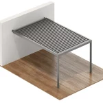 Aluminiowa pergola lamelowa przyścienna SB450 Aluprof z systemem dachu żaluzjowego w kolorze ciemnoszarym, zamontowana do białej ściany budynku na drewnianym tarasie. Konstrukcja składa się z prostokątnej ramy wspartej na dwóch pionowych słupach oraz ruchomych, obrotowych lameli dachowych, które umożliwiają regulację stopnia nasłonecznienia. Całość przedstawiona jest w formie technicznej wizualizacji na jednolitym białym tle, obrazującej sposób montażu pergoli w układzie przyściennym nad deskowaniem tarasowym. Widok z perspektywy izometrycznej podkreśla precyzyjne spasowanie elementów konstrukcyjnych oraz nowoczesną, minimalistyczną formę urządzenia przeciwsłonecznego typu SB450 marki Aluprof.