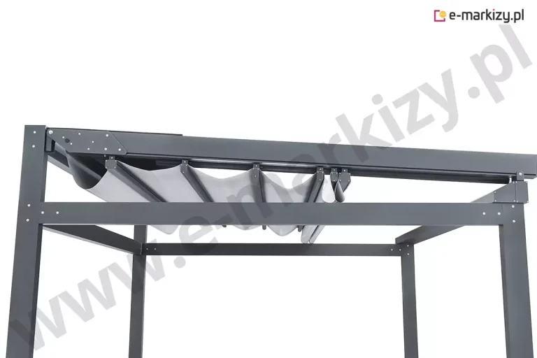 Boczny profil wolnostojącej pergoli Solid Aluprof, ukazujący mechanizm kaskadowego składania tkaniny oraz konstrukcję ramy w kolorze antracytowym. Na zdjęciu widoczne jest jasne poszycie techniczne, które podczas procesu zwijania układa się w estetyczne, regularne fale podwieszone pod prowadnicami bocznymi. Materiał stabilizowany jest przez poprzeczne profile przeciwwietrzne, które poruszają się wewnątrz szyn jezdnych zintegrowanych z górną belką. W tylnej części konstrukcji, po lewej stronie kadru, widoczny jest charakterystyczny trójkątny element maskujący z licznymi śrubami montażowymi, osłaniający system napędowy. Rama pergoli charakteryzuje się prostą, kubistyczną formą z wyraźnie zaznaczonymi słupami nośnymi i poziomymi belkami o matowym wykończeniu. Perspektywa pozwala zaobserwować prześwit pod zadaszeniem oraz precyzyjne spasowanie ruchomych elementów wózków jezdnych, co podkreśla nowoczesny i techniczny charakter systemu osłonowego.