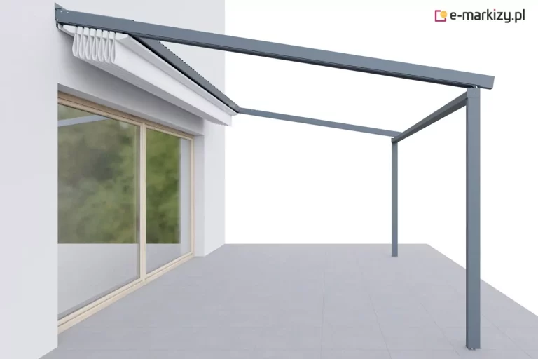 Grafika przedstawia wizualizację techniczną przyściennej pergoli aluminiowej Luxo na białym tle, prezentującą produkt z całkowicie złożonym zadaszeniem. Konstrukcja w kolorze ciemnego antracytu jest zamontowana do białej ściany budynku, a jej ruchoma tkanina w kolorze białym została całkowicie zwinięta pod dedykowany systemowy daszek ochronny. Widoczny mechanizm składa materiał w gęste, pionowe fałdy przy samej elewacji, co pozwala na pełne doświetlenie tarasu i wnętrza domu przez duże okno w jasnej oprawie. Aluminiowa konstrukcja składa się z prowadnic bocznych oraz dwóch pionowych słupów nośnych o kwadratowym przekroju, które stabilizują konstrukcję na podłożu imitującym jasnoszare płyty tarasowe. Wizualizacja precyzyjnie pokazuje estetykę schowanego poszycia oraz minimalistyczny wygląd ramy, która po złożeniu dachu pozostaje dyskretnym elementem architektury elewacji.