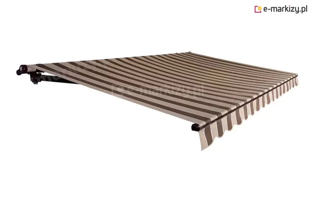 Markiza Piano Mol pokazana od góry na białym tle. Po lewej widoczna zaślepka boczna oraz fragment ramienia z mocowaniem, skrywający się pod poszyciem w beżowo brązowe pasy. Z brązowej belki przedniej zwisa falowana falbana.