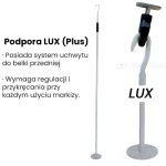 Zdjęcie prezentuje akcesorium techniczne, jakim jest podpora teleskopowa LUX (Plus) przeznaczona do stabilizacji belek przednich w markizach marki Selt. Na białym tle, po lewej stronie, umieszczono czarny napis z nazwą produktu oraz dwie kluczowe informacje techniczne: system posiada dedykowany uchwyt do belki przedniej oraz wymaga każdorazowej regulacji i przykręcania przy użyciu markizy. W centralnej części grafiki widoczna jest cała, smukła konstrukcja białej podpory zakończona u dołu okrągłą stopą, a u góry haczykiem. Po prawej stronie zamieszczono powiększony detal górnego mechanizmu chwytającego, oznaczonego napisem LUX, który pokazuje sposób łączenia białego haka z czarnym elementem zaciskowym. Całość ma charakter informacyjny i instruktażowy, prezentując wyposażenie opcjonalne zwiększające odporność osłony na podmuchy wiatru.