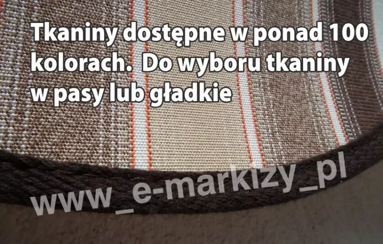 Tkanina w pasy o różnej szerokości w odcieniach brązu, pomarańczu i beżu oraz bieli, wycięta w łuk i obszyta ciemnobrązową lamówką. Na tkaninie umieszczony napis w białym kolorze "Tkaniny dostępne w ponad 100 kolorach. Do wyboru tkaniny w pasy lub gładkie"