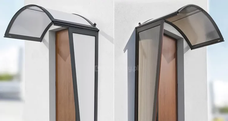 Grafika składa się z dwóch kadrów prezentujących zestawy zadaszeń naddrzwiowych z dopasowanymi ściankami bocznymi, zamontowane nad wnękami wejściowymi nowoczesnych budynków. Obie konstrukcje posiadają charakterystyczny, łukowaty kształt daszka osadzonego w aluminiowych profilach oraz ściankę boczną w formie wydłużonego trapezu, która chroni wejście przed zacinającym deszczem i wiatrem. Lewe zdjęcie przedstawia wariant w kolorze czarnym z wypełnieniem z przezroczystego, gładkiego poliwęglanu komorowego. Ścianka boczna, o szerokim profilu górnym, ściśle przylega do krawędzi daszka, tworząc zintegrowaną osłonę lewej strony wejścia. Pod zadaszeniem widoczny jest fragment brązowych drzwi. Jasna, biała elewacja budynku kontrastuje z ciemną ramą konstrukcji, a całość oświetlona jest rozproszonym światłem dziennym. Prawe zdjęcie ukazuje ten sam model konstrukcyjny, lecz w wariancie kolorystycznym brązowym (czekoladowym). Wypełnienie daszka oraz ścianki bocznej stanowi poliwęglan komorowy o dymionym, brązowym zabarwieniu, przez który prześwituje struktura pionowych kanałów. Brązowa rama harmonizuje z kolorem drewnianych drzwi widocznych we wnęce. Perspektywa z boku eksponuje sposób montażu ścianki do elewacji oraz precyzyjne łączenie profili bocznych z łukowatą częścią zadaszenia. Tło stanowi czysta, jasna ściana budynku, a w oddali widać delikatnie rozmyte zarysy otoczenia.