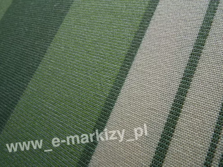 Materiał wykonany ze 100{e3933235a64fccd7de26a4f842e7e798e8da8f3cc380da0bec2b0bf1a35f755f} akrylu z ułożonymi po skosie pasami w dwóch odcieniach zieleni oraz bieli, z wyraźnie podkreśloną strukturą splotu tkaniny