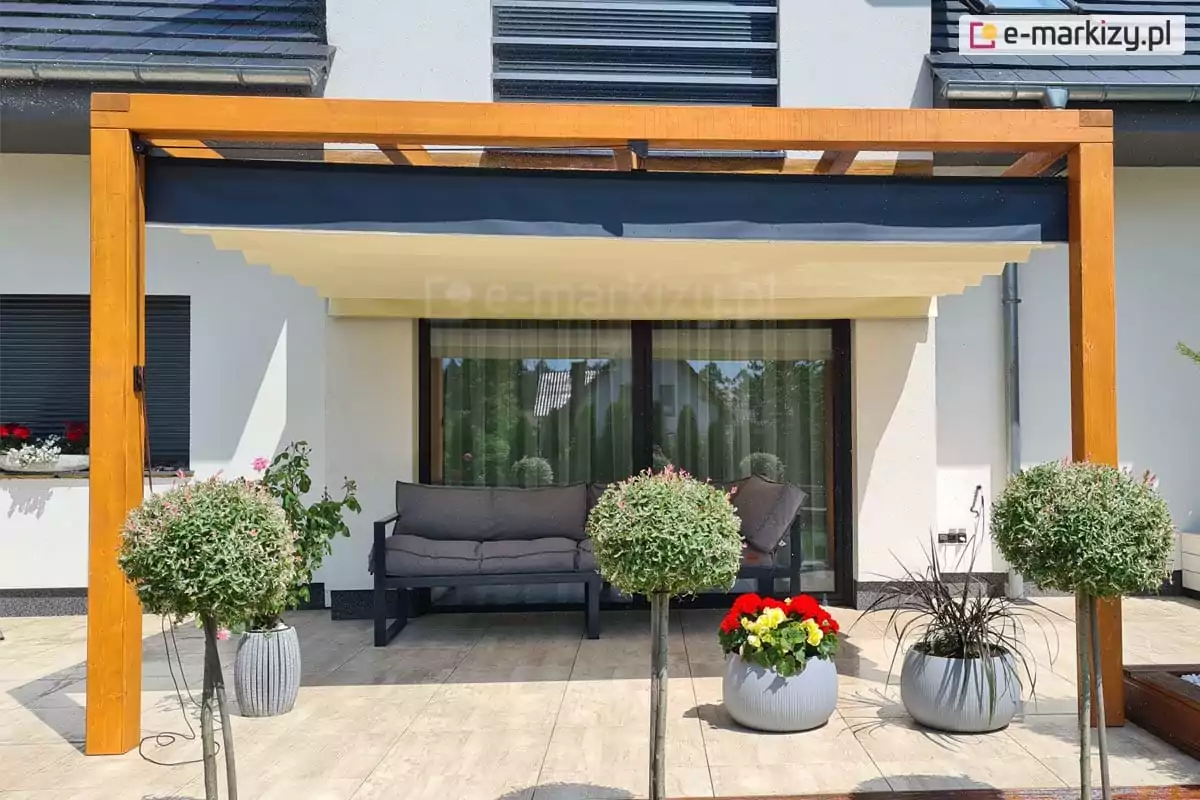 Pergola drewniana Juko z rozwiniętym dachem Supro zapewnia cień meblom tarasowym oraz chroni wnętrze pomieszczenia przed nadmiernym nagrzewaniem.
