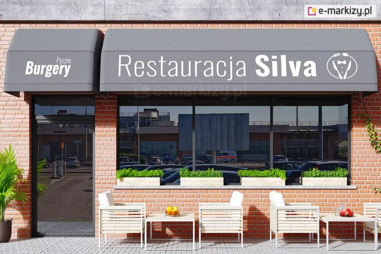 Zdjęcie przedstawia nowoczesną fasadę restauracji wykonaną z jasnoczerwonej cegły, nad którą zamontowano dwie grafitowe markizy koszowe o prostym, geometrycznym profilu. Większa markiza znajduje się nad szerokim oknem i posiada biały napis „Restauracja Silva” wraz z logotypem przedstawiającym sztućce i muszkę, natomiast mniejsza, zamontowana nad drzwiami wejściowymi, opatrzona jest napisem „Pyszne Burgery”. Markizy mają matowe, jednolite poszycie i osłaniają przeszkloną witrynę, w której odbija się miejska architektura i parking. Przed lokalem, na jasnym chodniku, ustawiono nowoczesny ogródek letni składający się z białych, ażurowych foteli z jasnymi poduszkami oraz pasujących do nich stolików, na których znajdują się miski z owocami. Na parapecie zewnętrznym okna umieszczono podłużne, jasne donice z żywą, zieloną roślinnością, co dopełnia estetyczny i zapraszający wygląd wejścia do restauracji.
