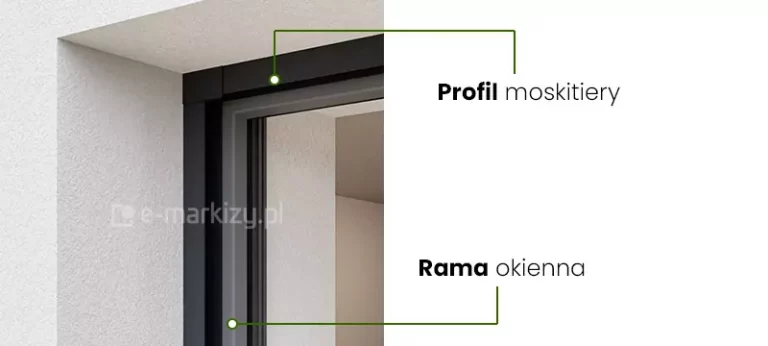 Zdjęcie przedstawia zbliżenie na górny narożnik zewnętrznej wnęki okiennej, w której zamontowana została moskitiera Zig-Zag. Na jasnej, tynkowanej elewacji budynku widoczna jest czarna rama okienna oraz dopasowany do niej kolorystycznie profil moskitiery. Grafika pełni funkcję edukacyjną dzięki zastosowaniu dwóch linii pomocniczych w kolorze zielonym, które wskazują konkretne elementy konstrukcyjne. Górna linia prowadzi od krawędzi obudowy systemu do napisu Profil moskitiery umieszczonego po prawej stronie na białym tle. Dolna linia wskazuje na pionowy element ościeżnicy, łącząc go z napisem Rama okienna. Zdjęcie szczegółowo obrazuje sposób przylegania osłony do stolarki otworowej oraz minimalistyczny design prowadnic, które niemal całkowicie zlewają się z ramą okna. Perspektywa z dołu pozwala dostrzec precyzyjne wykończenie styków profili w narożniku, co podkreśla estetykę i szczelność całego systemu ochrony przed owadami.
