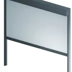 Refleksol 120 Aluprof w kasecie kwadratowej z prowadnicami listwowymi w kolorze grafitowym z jasnoszarą tkaniną przedstawiony na bialym tle.