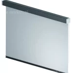 Trójwymiarowa wizualizacja produktu refleksol 85 MA Selt ukazana w rzucie izometrycznym na białym tle. Grafika przedstawia kompletną roletę zewnętrzną w nowoczesnym wydaniu kolorystycznym. Górna część konstrukcji to podłużna kaseta o kwadratowym przekroju w kolorze głębokiego antracytu, zakończona na obu końcach kontrastującymi, jasnoszarymi deklami bocznymi. Z kasety rozwinięty jest gładki, półprzezroczysty ekran z tkaniny technicznej w kolorze jasnoszarym, który skutecznie rozprasza światło. Tkanina jest obciążona na dole estetyczną, ciemną belką dolną o wąskim profilu, dopasowaną kolorystycznie do głównej obudowy. Po prawej stronie, tuż przy bocznej krawędzi materiału, widoczny jest pionowo zwisający, biały łańcuszek operacyjny służący do ręcznego sterowania wysokością rolety. Całość systemu wyróżnia się geometryczną prostotą i wysoką jakością wykończenia detali, prezentując gotowy do montażu produkt osłonowy.