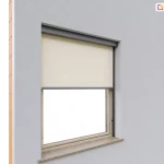 Zewnętrzny refleksol 95 Aluprof zamontowany do drewnianej ramy okna za pomocą uchwytów. Tkanina w kolorze kremowym rozwinięta częściowo, zasłania górną część okna. Aluminiowa kaseta ochronna w kolorze szaro-grafitowym znajduje się nad oknem zamocowanym w ścianie o jasnoszarym kolorze.