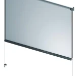 Grafika przedstawia model 3D wolnowiszącej rolety materiałowej typu Refleksol XS Aluprof z systemem prowadzenia linkowego, przeznaczonej do montażu wewnętrznego. Konstrukcja opiera się na górnej aluminiowej rurze nawojowej, na którą nawinięta jest tkanina techniczna w kolorze jasnoszarym. Po bokach rury widoczne są minimalistyczne uchwyty montażowe pozwalające na instalację ścienną lub sufitową. Dolna krawędź materiału została dociążona za pomocą okrągłej belki dolnej w ciemniejszym odcieniu antracytu, która zapewnia odpowiednie napięcie płaszczyzny. Wzdłuż bocznych krawędzi rolety przebiegają cienkie, pionowe linki prowadzące ze stali nierdzewnej, które przechodzą przez otwory w belce dolnej, stabilizując osłonę i zapobiegając jej odchylaniu. Linki te są zakotwiczone w dolnej części za pomocą niewielkich, metalowych uchwytów z mechanizmem napinającym. Całość zestawu charakteryzuje się nowoczesnym, industrialnym designem i lekkością wizualną dzięki rezygnacji z pełnej kasety i bocznych prowadnic profilowych.