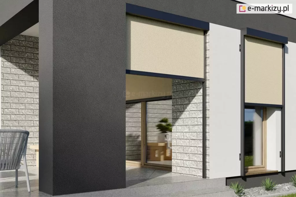 Wizualizacja architektoniczna fragmentu nowoczesnego budynku z tarasem, prezentująca dwa rodzaje montażu refleksola Ziiip 120 Selt, na uchwytach lub bezpośrednio do ściany. Elewacja obiektu łączy antracytowy tynk strukturalny, białe gładkie powierzchnie oraz dekoracyjne panele o wyglądzie szarej cegły. W centralnej części widoczne jest szerokie przejście tarasowe z częściowo opuszczoną roletą screen w kolorze beżowym. Roleta zamontowana jest natynkowo, a jej boki stabilizują prowadnice w kolorze czarnym. Po prawej stronie znajduje się mniejsze, pionowe okno, na którym zainstalowano identyczną roletę za pomocą specjalnych uchwytów dystansowych (montaż odsunięty od elewacji), co pozwala na swobodną cyrkulację powietrza. Tkanina rolet posiada drobną perforację, zapewniającą ochronę przed słońcem przy zachowaniu widoczności. Na tarasie wyłożonym jasnymi płytami widoczne jest nowoczesne krzesło ogrodowe z szarego sznurka oraz fragmenty roślinności w niskich nasadzeniach przy fundamencie budynku. Całość kompozycji podkreśla estetykę i techniczne możliwości adaptacji systemów osłonowych do różnych detali konstrukcyjnych elewacji.