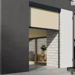Wizualizacja architektoniczna fragmentu nowoczesnego budynku z tarasem, prezentująca dwa rodzaje montażu refleksola Ziiip 120 Selt, na uchwytach lub bezpośrednio do ściany. Elewacja obiektu łączy antracytowy tynk strukturalny, białe gładkie powierzchnie oraz dekoracyjne panele o wyglądzie szarej cegły. W centralnej części widoczne jest szerokie przejście tarasowe z częściowo opuszczoną roletą screen w kolorze beżowym. Roleta zamontowana jest natynkowo, a jej boki stabilizują prowadnice w kolorze czarnym. Po prawej stronie znajduje się mniejsze, pionowe okno, na którym zainstalowano identyczną roletę za pomocą specjalnych uchwytów dystansowych (montaż odsunięty od elewacji), co pozwala na swobodną cyrkulację powietrza. Tkanina rolet posiada drobną perforację, zapewniającą ochronę przed słońcem przy zachowaniu widoczności. Na tarasie wyłożonym jasnymi płytami widoczne jest nowoczesne krzesło ogrodowe z szarego sznurka oraz fragmenty roślinności w niskich nasadzeniach przy fundamencie budynku. Całość kompozycji podkreśla estetykę i techniczne możliwości adaptacji systemów osłonowych do różnych detali konstrukcyjnych elewacji.