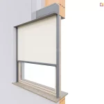 Perspektywiczna wizualizacja architektoniczna przedstawiająca osłonę przeciwsłoneczną typu refleksol Ziiip Box Aluprof w przekroju przez ścianę zewnętrzną budynku. Obraz prezentuje detale konstrukcyjne montażu we wnęce okiennej, gdzie ciemnoszara, aluminiowa kaseta rolety umieszczona jest w górnej części otworu, stykając się bezpośrednio z warstwą termoizolacji elewacji. Jasnokremowa tkanina techniczna typu screen jest częściowo rozwinięta, przesłaniając górną połowę przeszklenia, i prowadzona jest w pionowych, antracytowych profilach bocznych ściśle przylegających do ramy okna. Przekrój poprzeczny ściany eksponuje strukturę ceramicznego pustaka o charakterystycznym pomarańczowym kolorze, warstwy tynku oraz detal osadzenia parapetu zewnętrznego o kamiennej teksturze. Całość ilustracji ma charakter techniczny i demonstracyjny, ukazując relację między systemem roletowym a komponentami stolarki okiennej i elewacji, podkreślając nowoczesny sposób integracji osłony z bryłą budynku. Dzięki zastosowaniu widoku typu "cutaway", użytkownik może dostrzec głębokość montażu kasety oraz precyzyjne dopasowanie prowadnic do glifu okiennego.