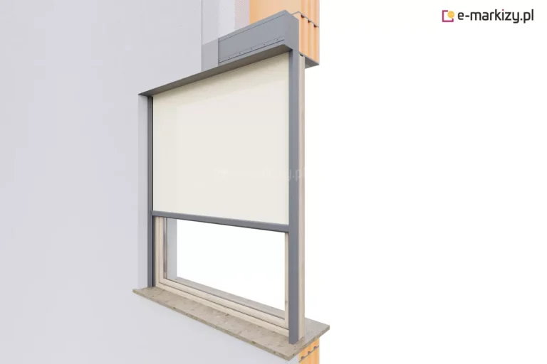 Perspektywiczna wizualizacja architektoniczna przedstawiająca osłonę przeciwsłoneczną typu refleksol Ziiip Box Aluprof w przekroju przez ścianę zewnętrzną budynku. Obraz prezentuje detale konstrukcyjne montażu we wnęce okiennej, gdzie ciemnoszara, aluminiowa kaseta rolety umieszczona jest w górnej części otworu, stykając się bezpośrednio z warstwą termoizolacji elewacji. Jasnokremowa tkanina techniczna typu screen jest częściowo rozwinięta, przesłaniając górną połowę przeszklenia, i prowadzona jest w pionowych, antracytowych profilach bocznych ściśle przylegających do ramy okna. Przekrój poprzeczny ściany eksponuje strukturę ceramicznego pustaka o charakterystycznym pomarańczowym kolorze, warstwy tynku oraz detal osadzenia parapetu zewnętrznego o kamiennej teksturze. Całość ilustracji ma charakter techniczny i demonstracyjny, ukazując relację między systemem roletowym a komponentami stolarki okiennej i elewacji, podkreślając nowoczesny sposób integracji osłony z bryłą budynku. Dzięki zastosowaniu widoku typu "cutaway", użytkownik może dostrzec głębokość montażu kasety oraz precyzyjne dopasowanie prowadnic do glifu okiennego.
