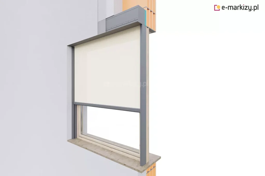 Techniczna wizualizacja 3D przedstawiająca sposób montażu rolety zewnętrznej typu refleksol Ziiip Box Aluprof w otworze okiennym z widocznym przekrojem warstw konstrukcyjnych ściany. Na obrazie zaprezentowano roletę w kolorze antracytowym, zamontowaną we wnęce okiennej, z jasnym, półtransparentnym poszyciem rozwiniętym do połowy wysokości okna. Przekrój poprzeczny ukazuje strukturę muru wykonanego z pomarańczowych pustaków ceramicznych, na którym osadzona jest rama okienna oraz parapet zewnętrzny. Powyżej okna widoczna jest aluminiowa kaseta rolety, która przylega do warstwy izolacji termicznej. Ilustracja szczegółowo pokazuje, jak prowadnice boczne są zintegrowane z elewacją i ramą okna, tworząc szczelny system osłonowy. Zastosowanie perspektywy z boku pozwala na zrozumienie relacji między elementami rolety a elementami architektonicznymi budynku, takimi jak tynk, ocieplenie oraz stolarka okienna. Całość konstrukcji charakteryzuje się nowoczesnym designem i estetycznym wykończeniem, gdzie ciemne profile kontrastują z jasną elewacją i kremową tkaniną screen.