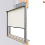 Techniczna wizualizacja 3D przedstawiająca sposób montażu rolety zewnętrznej typu refleksol Ziiip Box Aluprof w otworze okiennym z widocznym przekrojem warstw konstrukcyjnych ściany. Na obrazie zaprezentowano roletę w kolorze antracytowym, zamontowaną we wnęce okiennej, z jasnym, półtransparentnym poszyciem rozwiniętym do połowy wysokości okna. Przekrój poprzeczny ukazuje strukturę muru wykonanego z pomarańczowych pustaków ceramicznych, na którym osadzona jest rama okienna oraz parapet zewnętrzny. Powyżej okna widoczna jest aluminiowa kaseta rolety, która przylega do warstwy izolacji termicznej. Ilustracja szczegółowo pokazuje, jak prowadnice boczne są zintegrowane z elewacją i ramą okna, tworząc szczelny system osłonowy. Zastosowanie perspektywy z boku pozwala na zrozumienie relacji między elementami rolety a elementami architektonicznymi budynku, takimi jak tynk, ocieplenie oraz stolarka okienna. Całość konstrukcji charakteryzuje się nowoczesnym designem i estetycznym wykończeniem, gdzie ciemne profile kontrastują z jasną elewacją i kremową tkaniną screen.
