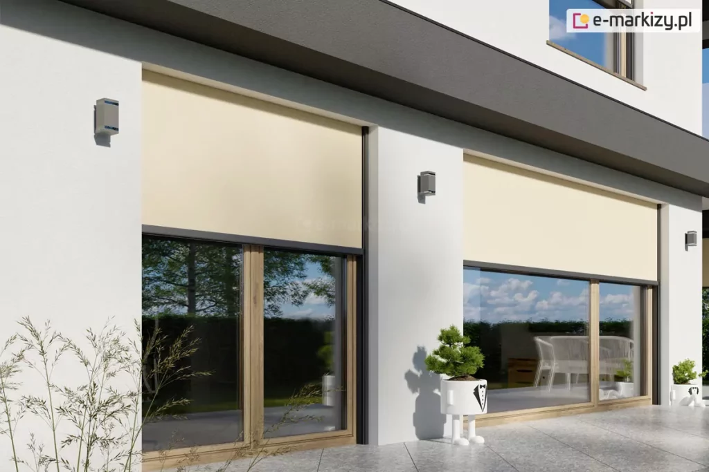 Wizualizacja architektoniczna nowoczesnego, białego budynku jednorodzinnego z dużymi przeszkleniami tarasowymi, na których zamontowano zewnętrzne refleksole Ziiip Box podtynkowe. Rolety posiadają poszycie w kolorze beżowym (kremowym) oraz ciemnoszare (antracytowe) profile konstrukcyjne. Na grafice widoczne są dwa duże okna tarasowe o drewnianych ramach. Lewa roleta jest rozwinięta do połowy wysokości szyby, natomiast prawa zasłania okno w nieco większym stopniu. System jest zamontowany na białej elewacji, pod ciemnym pasem gzymsu. Na ścianach pomiędzy oknami zainstalowano nowoczesne, szare kinkiety zewnętrzne o kwadratowym kształcie. Przed oknami znajduje się taras wyłożony jasnoszarymi płytami gresowymi. W centralnej części stoi biała, dekoracyjna donica w kształcie figurki z rośliną, a w tle, za przeszkleniem, widoczne są białe meble ogrodowe. Całość przedstawiona jest w pełnym świetle dziennym, podkreślając funkcję ochrony przed słońcem przy jednoczesnym zachowaniu estetyki elewacji.