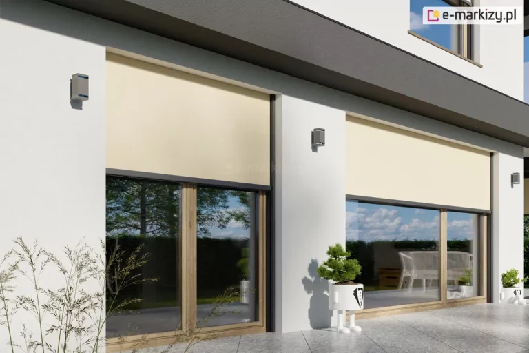 Wizualizacja architektoniczna nowoczesnego, białego budynku jednorodzinnego z dużymi przeszkleniami tarasowymi, na których zamontowano zewnętrzne refleksole Ziiip Box podtynkowe. Rolety posiadają poszycie w kolorze beżowym (kremowym) oraz ciemnoszare (antracytowe) profile konstrukcyjne. Na grafice widoczne są dwa duże okna tarasowe o drewnianych ramach. Lewa roleta jest rozwinięta do połowy wysokości szyby, natomiast prawa zasłania okno w nieco większym stopniu. System jest zamontowany na białej elewacji, pod ciemnym pasem gzymsu. Na ścianach pomiędzy oknami zainstalowano nowoczesne, szare kinkiety zewnętrzne o kwadratowym kształcie. Przed oknami znajduje się taras wyłożony jasnoszarymi płytami gresowymi. W centralnej części stoi biała, dekoracyjna donica w kształcie figurki z rośliną, a w tle, za przeszkleniem, widoczne są białe meble ogrodowe. Całość przedstawiona jest w pełnym świetle dziennym, podkreślając funkcję ochrony przed słońcem przy jednoczesnym zachowaniu estetyki elewacji.