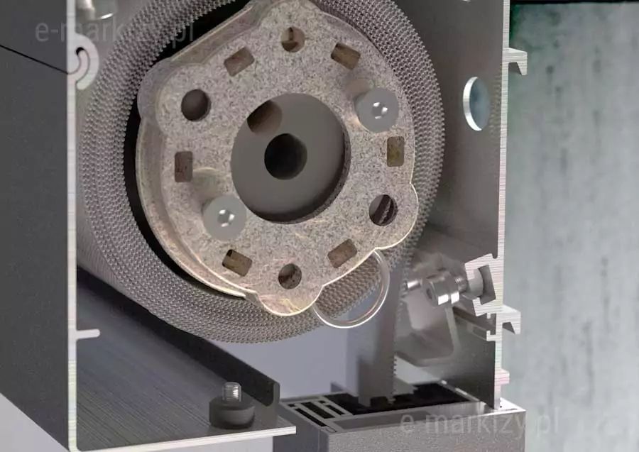 Trójwymiarowy przekrój techniczny wnętrza kasety refleksola Ziiip 120 Selt, prezentujący zaawansowany mechanizm napędowy i system prowadzenia tkaniny. Na grafice widoczny jest aluminiowy profil obudowy w kolorze szarym, wewnątrz którego znajduje się rura nawojowa z nawiniętą gęstą, szarą tkaniną techniczną o wyraźnej strukturze. Kluczowym elementem ujęcia jest boczny mechanizm mocujący z metalową tarczą o nieregularnym kształcie, przykręconą śrubami imbusowymi. Widoczne są również detale konstrukcyjne, takie jak uszczelki, elementy dystansowe oraz system zamków profilowych, które umożliwiają stabilny montaż i płynną pracę rolety. Przekrój ukazuje precyzyjne dopasowanie wszystkich komponentów wewnętrznych, co podkreśla wysoką jakość wykonania systemu osłonowego.