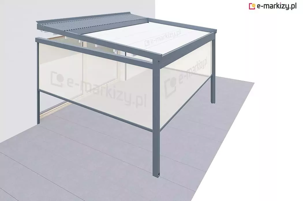 Model 3D pergoli tarasowej z pełną zabudową boczną. Konstrukcja przyścienna w kolorze antracytowym z białym, segmentowym dachem tkaninowym i górnym daszkiem ochronnym. Pergola została wyposażona w trzy transparentne osłony boczne (ekrany), które tworzą zamkniętą przestrzeń nad tarasem. Widoczne prowadnice pionowe osłon zintegrowane ze słupami nośnymi. Konstrukcja zamontowana na podłożu z szarych płyt, przylegająca do białej ściany z oknem tarasowym.