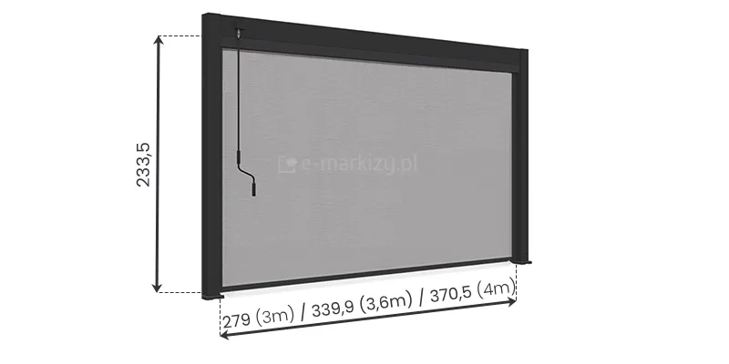 Grafika przedstawia schemat techniczny oraz wizualizację pionowego refelksola z tkaniną typu screen, zamontowanego do czarnej, aluminiowej ramy pergoli. Konstrukcja refleksola składa się z dwóch pionowych prowadnic bocznych, zamocowanych do słupów pergoli oraz szerokiej górnej belki, w której ukryty jest mechanizm nawojowy tkaniny. Sama przesłona ma postać jednolitego, półtransparentnego materiału w kolorze jasnoszarym, który wypełnia niemal całe światło przejścia. Po lewej stronie ramy widoczny jest pionowy drążek korbowy służący do ręcznego sterowania wysokością rolety. Na obrazku naniesiono precyzyjne linie wymiarowe z wartościami liczbowymi. Wysokość konstrukcji mierzona od podłoża do górnej krawędzi belki wynosi 233,5 jednostki. Szerokość dolna jest opisana trzema wariantami wymiarowymi odpowiadającymi różnym modułom: 279 dla wersji 3m, 339,9 dla wersji 3,6m oraz 370,5 dla wersji 4m. Całość zaprezentowana jest na białym, neutralnym tle w formie rzutu aksonometrycznego, co pozwala na wyraźne odczytanie proporcji i detali technicznych produktu.