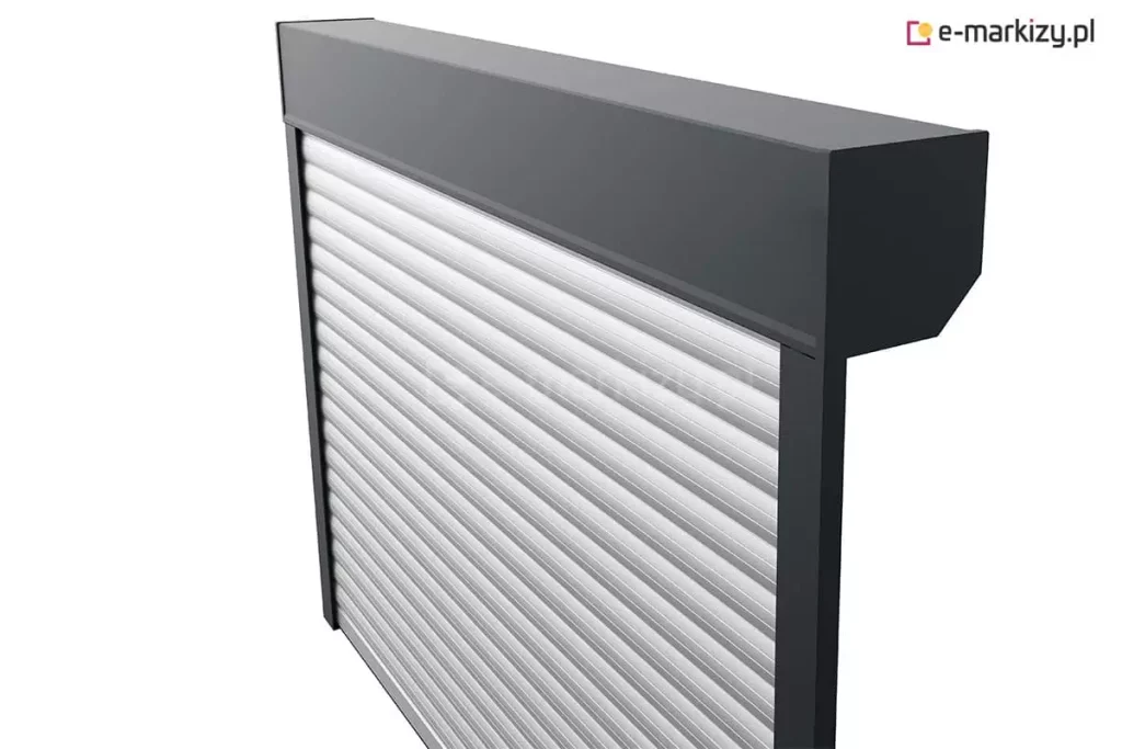 Zdjęcie przedstawia tylną część rolety zewnętrznej w kasecie natynkowej z prostokątną skrzynią. Widoczny jest aluminiowy korpus rolety montowanej na elewacji budynku, wraz z prowadnicami bocznymi i pancerzem chowającym się wewnątrz skrzyni. Tył obudowy pokazuje sposób konstrukcji oraz rozmieszczenie elementów montażowych, co ułatwia planowanie instalacji systemu roletowego.