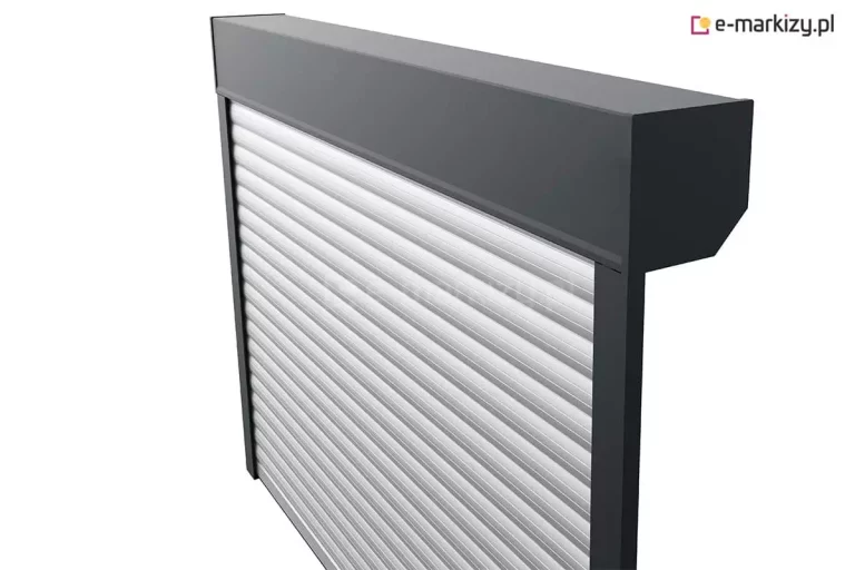 Zdjęcie przedstawia tylną część rolety zewnętrznej w kasecie natynkowej z prostokątną skrzynią. Widoczny jest aluminiowy korpus rolety montowanej na elewacji budynku, wraz z prowadnicami bocznymi i pancerzem chowającym się wewnątrz skrzyni. Tył obudowy pokazuje sposób konstrukcji oraz rozmieszczenie elementów montażowych, co ułatwia planowanie instalacji systemu roletowego.