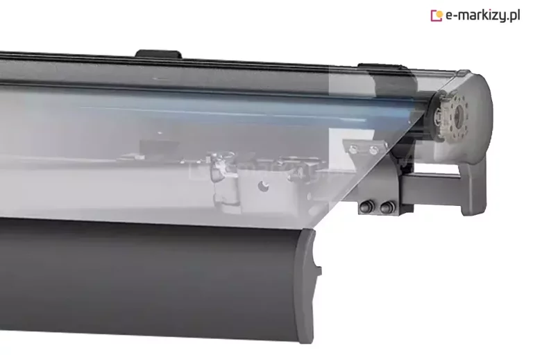 Techniczny przekrój wizualny markizy kasetowej Palladio firmy Aluprof prezentujący wewnętrzną budowę mechanizmu na przykładzie grafitowego modelu o matowym wykończeniu konstrukcji. Zdjęcie ukazuje półtransparentne odwzorowanie aluminiowej kasety, przez którą widoczna jest stalowa rura nawojowa z nawiniętą tkaniną akrylową oraz precyzyjne elementy wewnętrzne systemu. Po prawej stronie widoczny jest masywny dekiel boczny kasety oraz solidny uchwyt montażowy przykręcony do kwadratowej belki nośnej o wymiarach 40 na 40 milimetrów za pomocą śrub z łbami sześciokątnymi. Wewnątrz mechanizmu dostrzec można przegub ramienia markizy oraz system napędu rury nawojowej - niebieski silnik rurowy, co podkreśla stabilność konstrukcji w pełnym zakresie wysięgu. Dolny profil czołowy markizy, o charakterystycznym zaokrąglonym kształcie, został zaprojektowany tak, aby po zwinięciu markizy idealnie przylegać do górnej części kasety, tworząc szczelną i estetyczną bryłę chroniącą materiał przed deszczem i zabrudzeniami. Wykorzystanie ekstrudowanego aluminium w kolorze antracytowym zapewnia wysoką odporność na korozję i trwałość mechaniczną wszystkich podzespołów ruchomych markizy tarasowej.