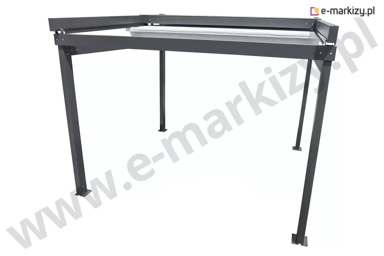 Widok z boku na wolnostojącą pergolę Solid Aluprof, prezentujący system ruchomego zadaszenia w pozycji niemal całkowicie rozłożonej. Aluminiowa konstrukcja w kolorze ciemnego grafitu składa się z czterech pionowych słupów o kwadratowym przekroju oraz ramy dachowej zintegrowanej z bocznymi prowadnicami. Jasna, techniczna tkanina poszycia jest rozpięta na poprzecznych profilach przeciwwietrznych, które poruszają się wewnątrz szyn jezdnych, nadając zadaszeniu stabilność i odpowiednie napięcie. W tylnej części konstrukcji widoczny jest pakiet zwiniętego materiału tworzący ozdobne fałdy pod systemowym daszkiem ochronnym, który zabezpiecza tkaninę przed czynnikami zewnętrznymi. Detal ten eksponuje liniowość profili, precyzyjne łączenia elementów ramy oraz kontrast pomiędzy antracytowym, matowym wykończeniem stelaża a jasną barwą materiału osłonowego. U podstawy słupów znajdują się stalowe stopy montażowe, a całość bryły charakteryzuje się nowoczesnym, minimalistycznym designem i wysoką estetyką wykonania detali technicznych.