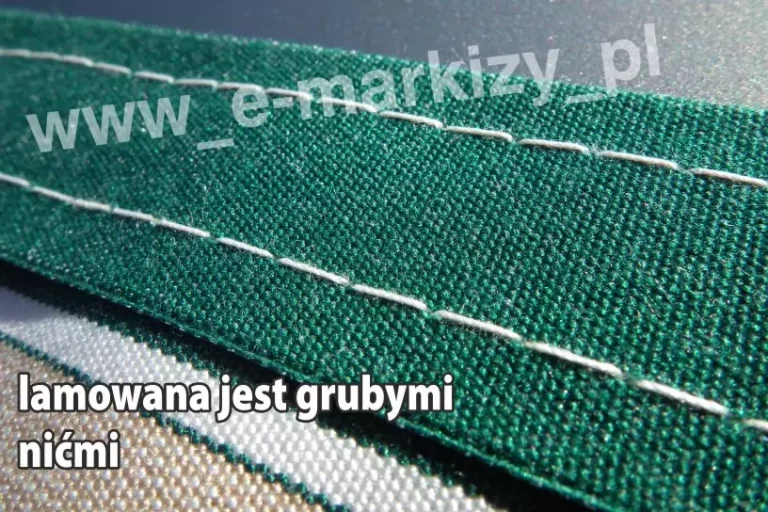 Brzeg tkaniny w pasy w kolorze zielonym oraz wąskimi paskami w odcieniach bieli i beżu, przeszyty dwoma szwami wykonanymi białą nicią, na którym umieszczono napis "lamowana jest grubymi nićmi"